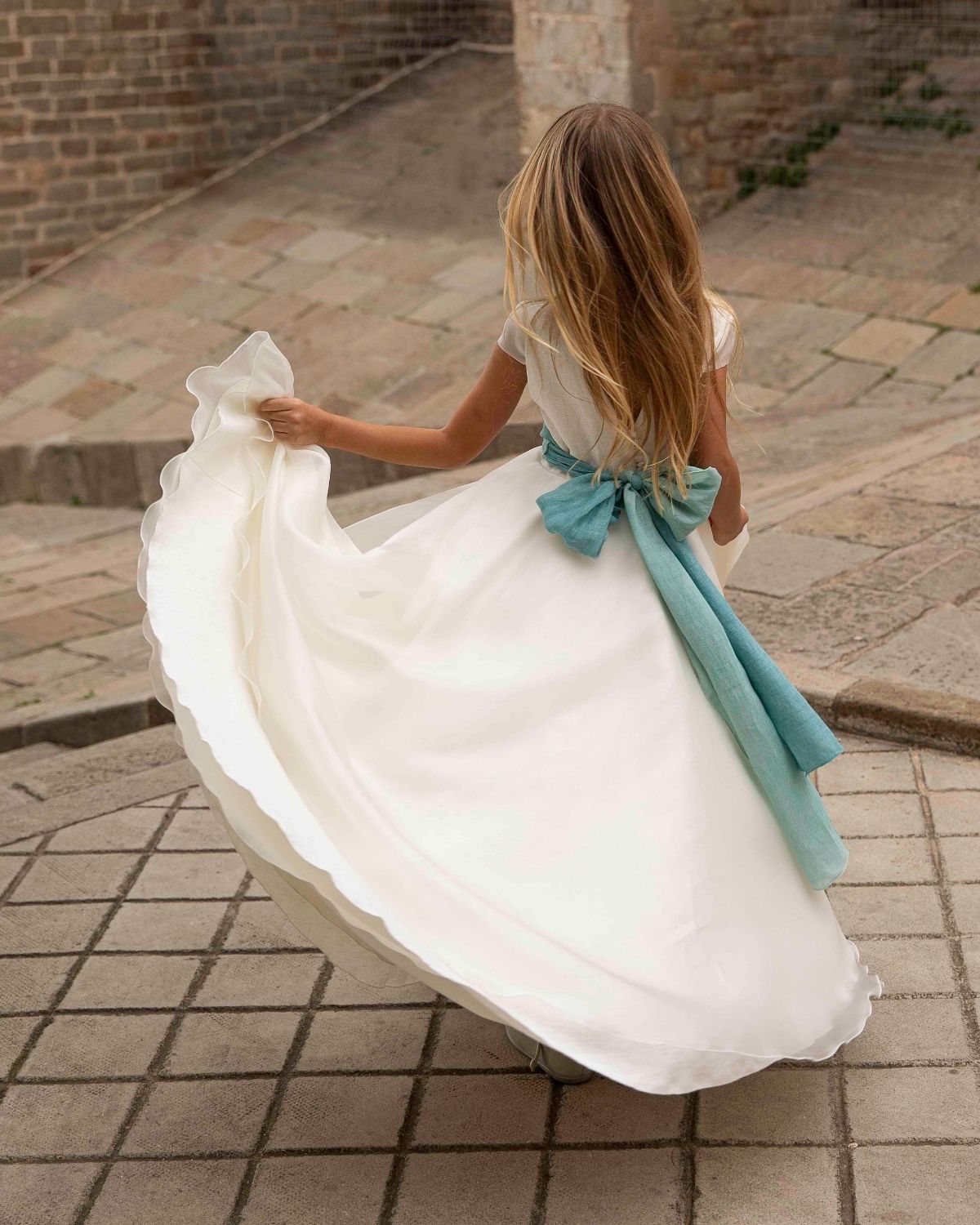 VESTIDO EVASÉ EN LINO CON SOBRE FALDA A CAPA DE ORGANZA M/C